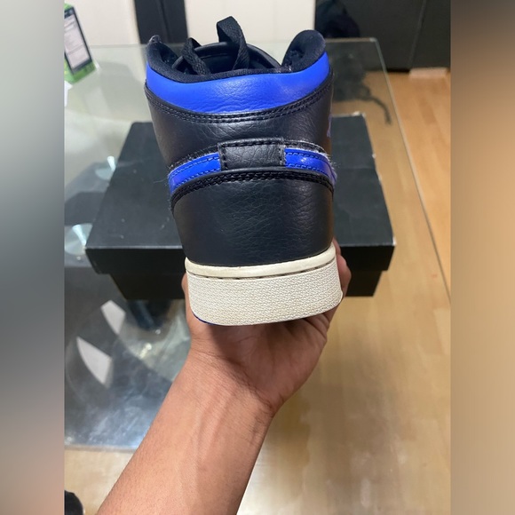 Size 7 Mens Nike Jordan 1 Mid Black Hyper Royal Tumbled Leather 554724-077 - Picture 9 of 14
